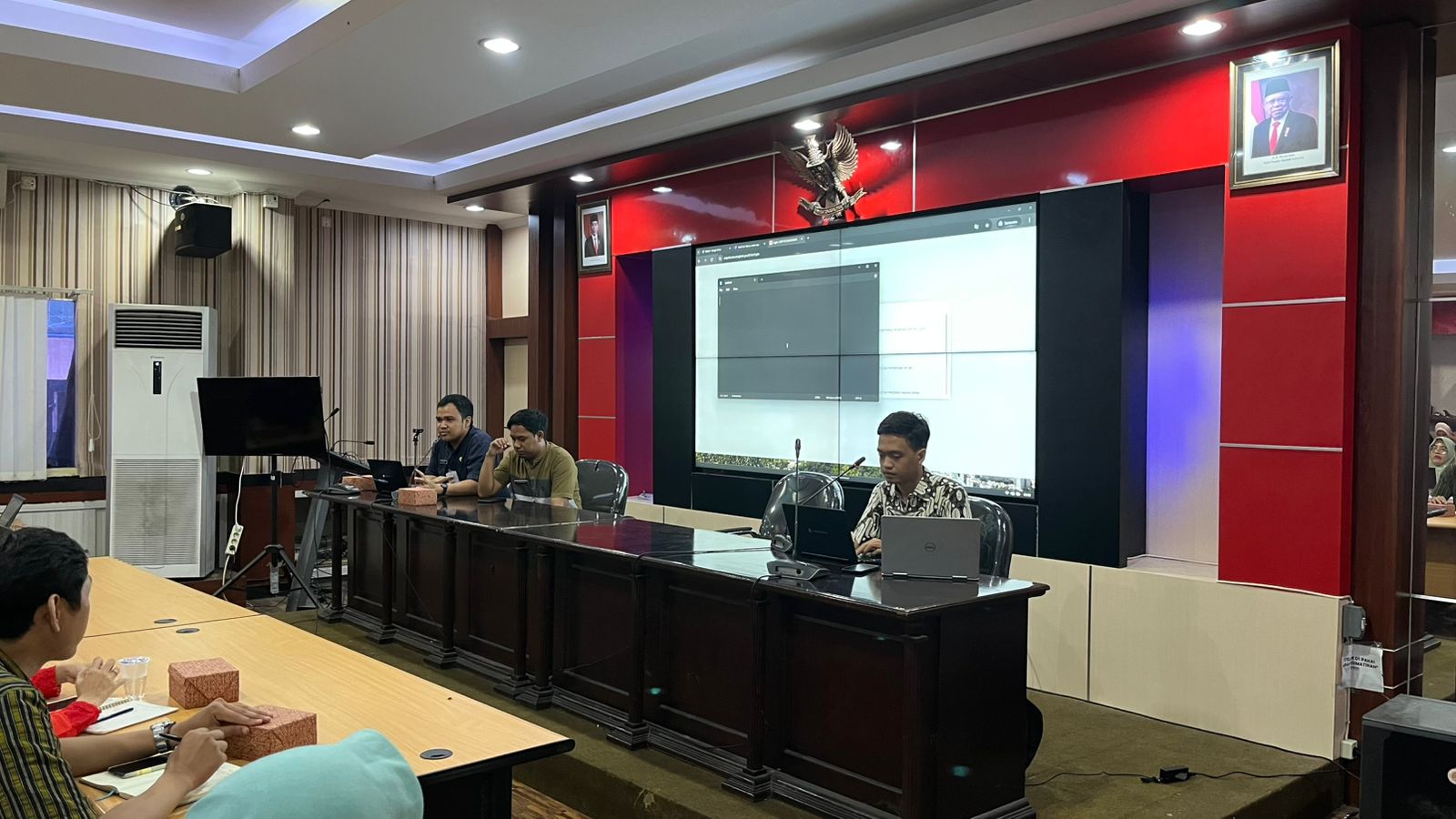 Sosialisasi SAVIRA (Semarang Virtual Assistant) dan Pelatihan Pengelolaan Website